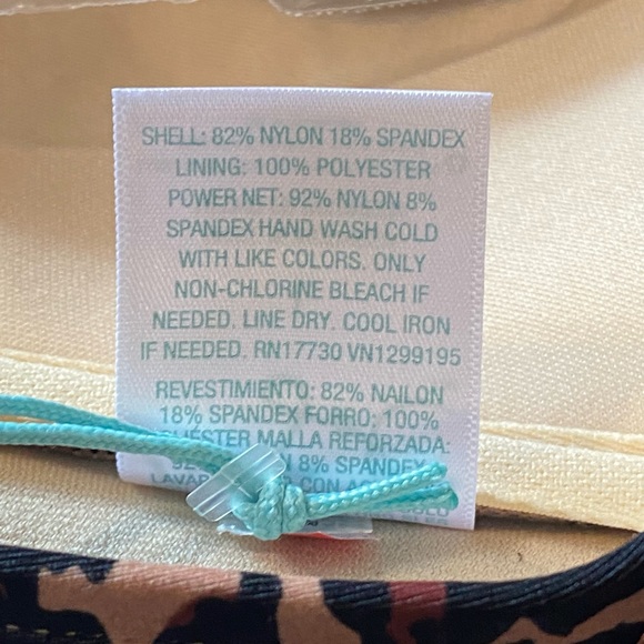 New Cheetah Swim Top
Medium (8-10)
Brown & Black
Adjustable Straps
Kona Sol - Picture 7 of 7